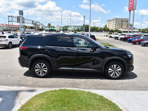 Used 2025 Nissan Pathfinder SL FWD image 13