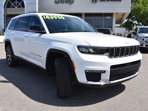 Used 2025 Jeep Grand Cherokee L Limited w/ Luxury Tech Group II image 3