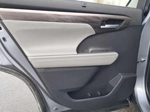 Used 2023 Toyota Highlander Platinum image 11