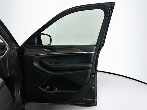 Used 2023 Jeep Grand Cherokee Limited w/ Luxury Tech Group II image 33