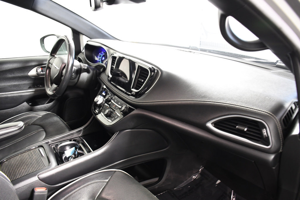 Used 2022 Chrysler Pacifica Limited w/ Uconnect Theater Family Group FWD image 19