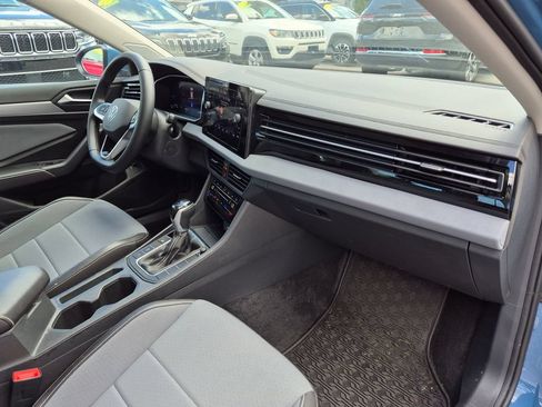 Used 2025 Volkswagen Jetta SE FWD image 27
