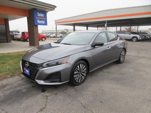 Used 2024 Nissan Altima 2.5 SV image 1