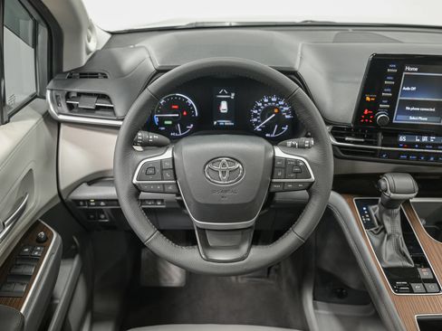 Used 2024 Toyota Sienna XLE w/ XLE Plus Package FWD image 17