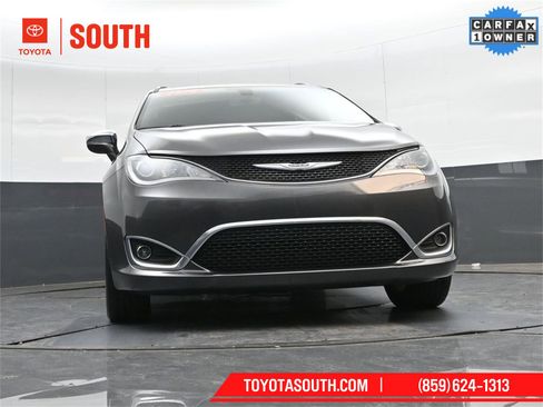 Used 2020 Chrysler Pacifica Limited image 32