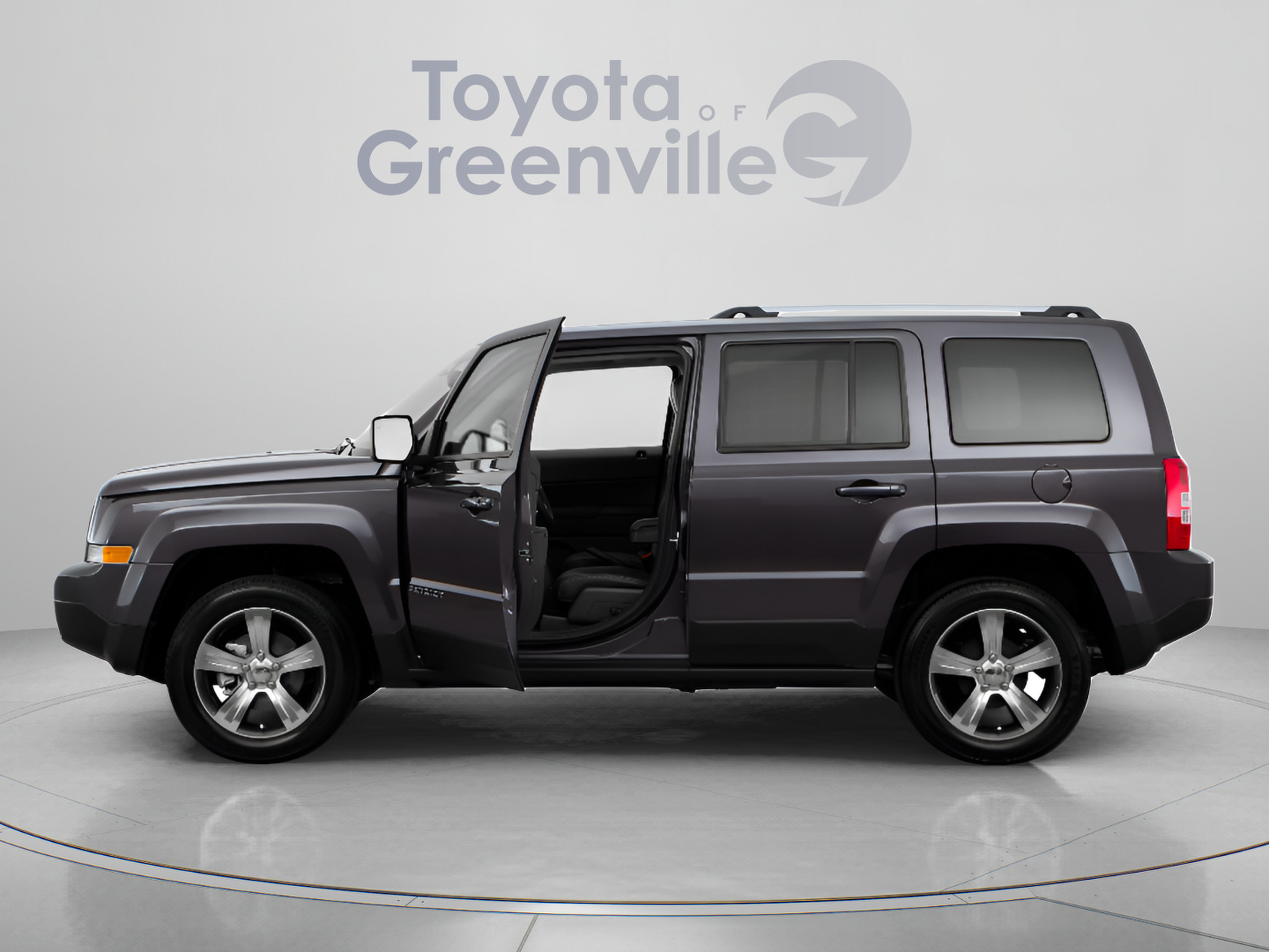 Used 2016 Jeep Patriot Latitude w/ Sun/Sound Group FWD image 2