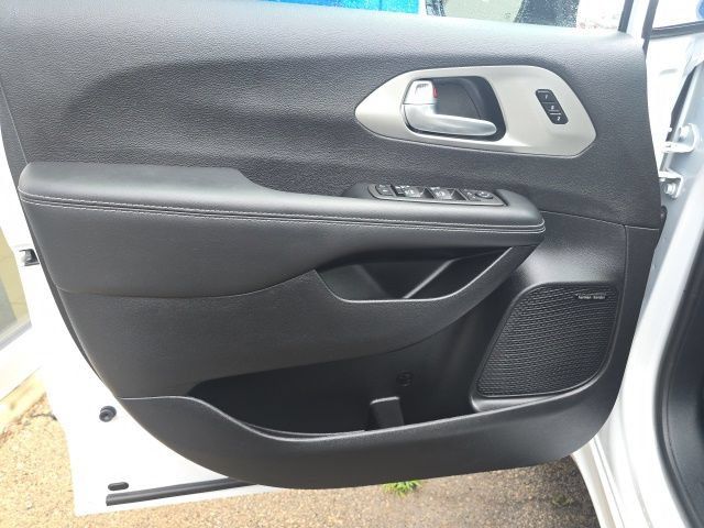 Used 2024 Chrysler Pacifica Limited w/ Uconnect Theater Family Group AWD/4WD image 17