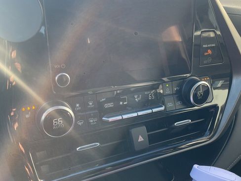 Used 2024 Toyota Highlander XLE image 8