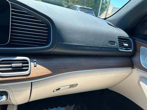 Used 2025 Mercedes-Benz GLS 580 4MATIC image 30