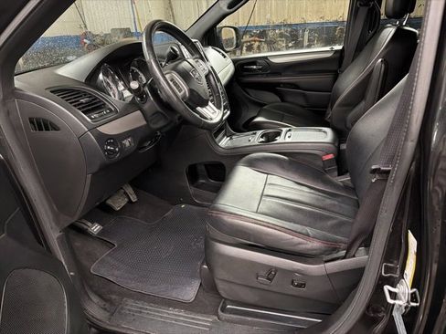 Used 2017 Dodge Grand Caravan GT image 2
