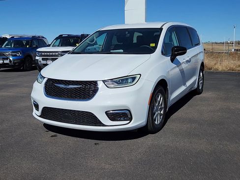 Used 2024 Chrysler Pacifica Touring-L FWD image 4