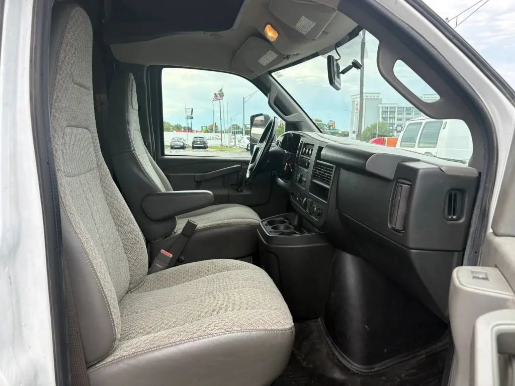 Used 2022 Chevrolet Express 4500 w/ Power Convenience Package RWD image 18
