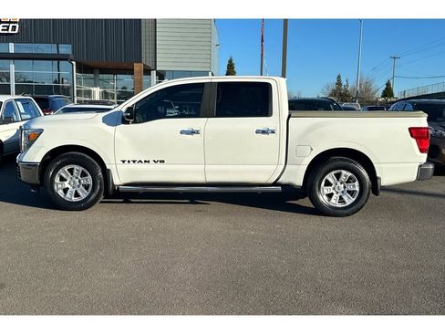 Used 2018 Nissan Titan SV image 9