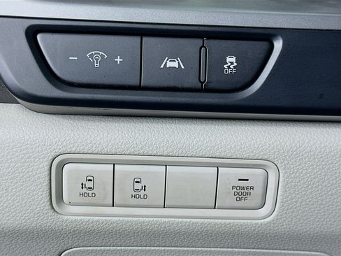 Used 2024 Kia Carnival LX image 17