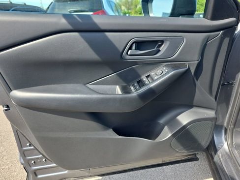 Used 2024 Nissan Rogue S image 15