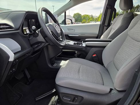 Used 2025 Toyota Sienna LE FWD image 4