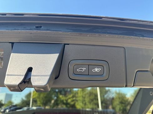 Used 2021 Volvo XC60 T5 Momentum w/ Premium Package image 9