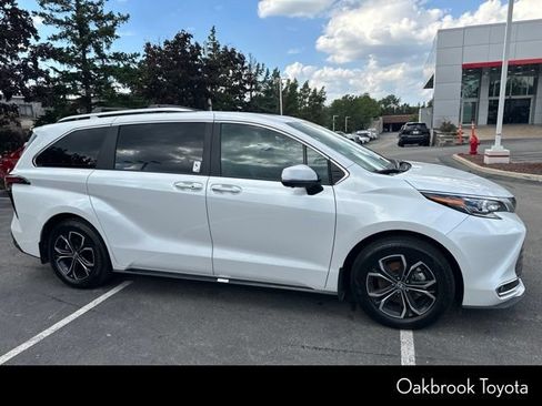 Used 2026 Toyota Sienna Platinum AWD/4WD image 4