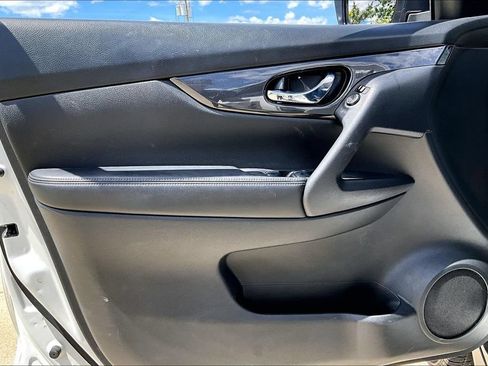 Used 2017 Nissan Rogue SV AWD/4WD image 14
