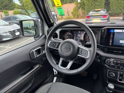 Used 2025 Jeep Wrangler Unlimited Sahara AWD/4WD image 34