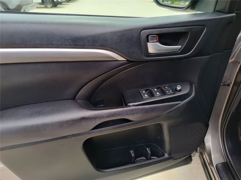 Used 2017 Toyota Highlander SE image 16