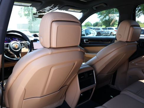Used 2022 Porsche Cayenne AWD/4WD image 11