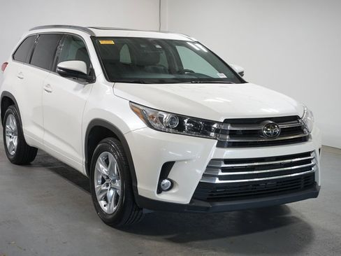 Used 2017 Toyota Highlander Limited FWD image 3