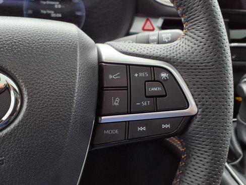 Certified 2025 Toyota Sienna XLE Woodland Edition image 22