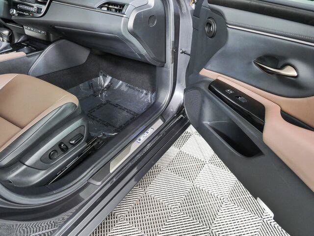 Used 2025 Lexus ES 350 w/ Premium Package FWD image 24