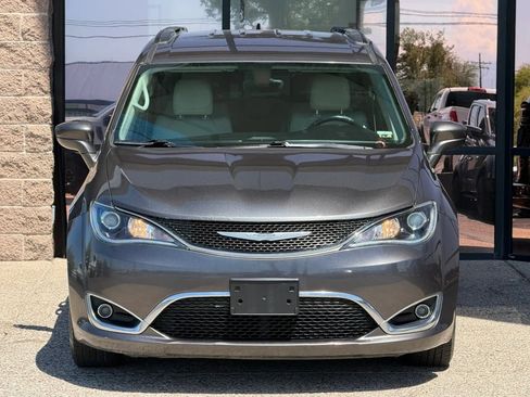 Used 2017 Chrysler Pacifica Touring-L w/ Tire & Wheel Group FWD image 19