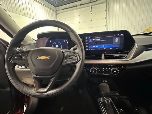 Used 2024 Chevrolet Trax LT FWD image 36