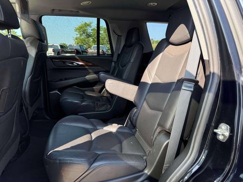 Used 2019 Cadillac Escalade Luxury AWD/4WD image 8