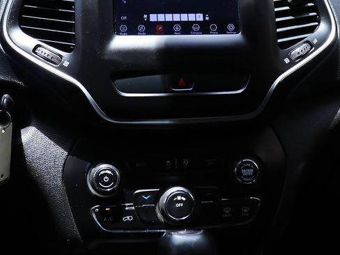 Used 2019 Jeep Cherokee Latitude w/ Popular Appearance Group FWD image 44