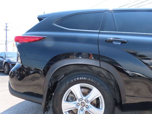 Used 2020 Toyota Highlander LE AWD/4WD image 23