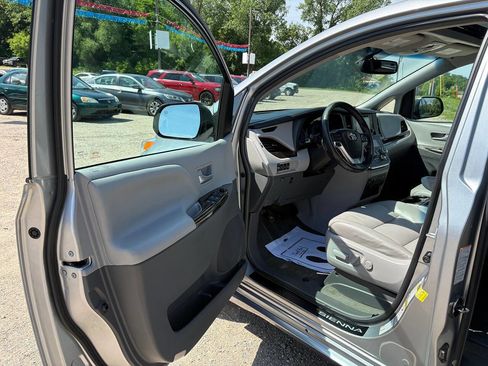 Used 2017 Toyota Sienna XLE Premium AWD/4WD image 5
