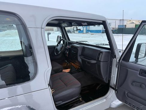 Used 2000 Jeep Wrangler Sport image 25