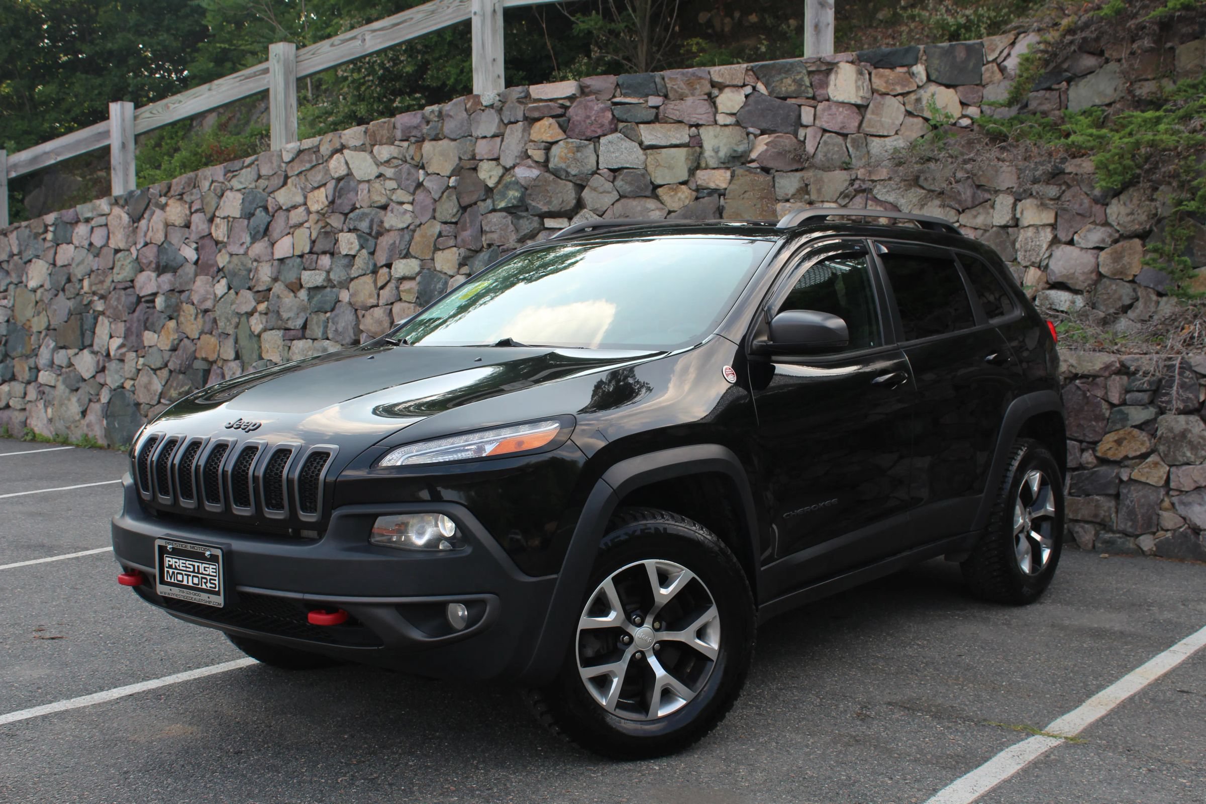 Used 2018 Jeep Cherokee Trailhawk AWD/4WD image 2