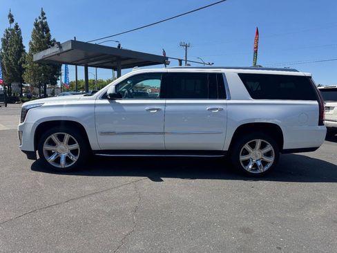 Used 2019 Cadillac Escalade ESV Luxury RWD image 9