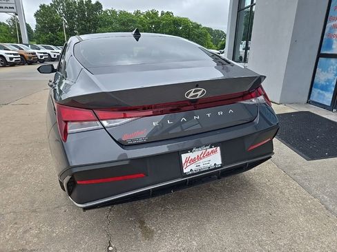 Used 2025 Hyundai Elantra SE FWD image 8