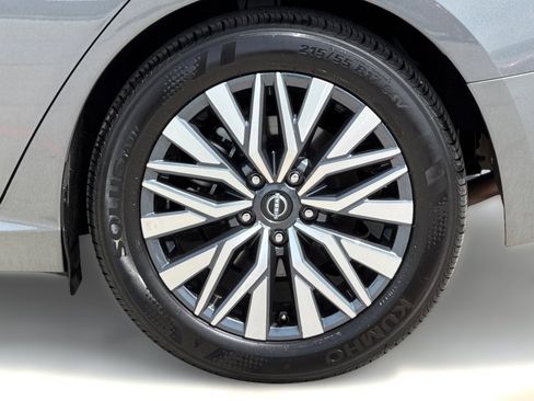 Used 2025 Nissan Altima 2.5 SV FWD image 11