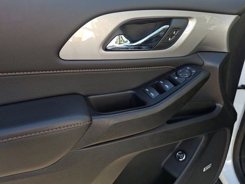 Used 2020 Chevrolet Traverse LT w/ LT Premium Package image 12