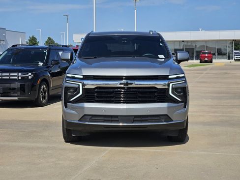 Used 2025 Chevrolet Tahoe LS AWD/4WD image 2