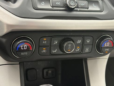 Used 2019 GMC Acadia SLE FWD image 34