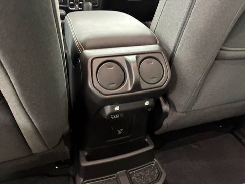 Used 2025 Jeep Wrangler Unlimited Sahara AWD/4WD image 19
