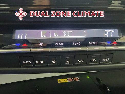 Used 2025 Toyota Sienna LE image 23