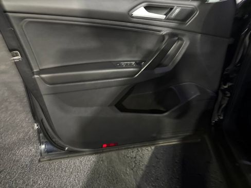 Used 2021 Volkswagen Tiguan SE w/ Panoramic Sunroof Package image 11