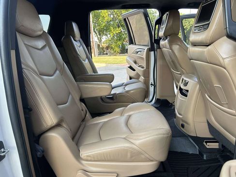 Used 2018 Cadillac Escalade ESV Platinum image 26