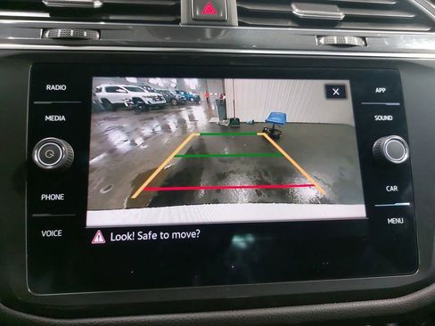 Used 2022 Volkswagen Tiguan SE w/ Panoramic Sunroof Package AWD/4WD image 25