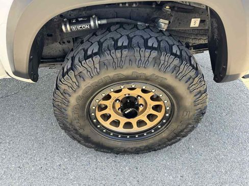 Used 2016 Toyota Tacoma TRD Off-Road AWD/4WD image 40