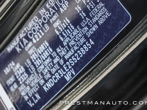 Used 2025 Kia Niro EX image 29